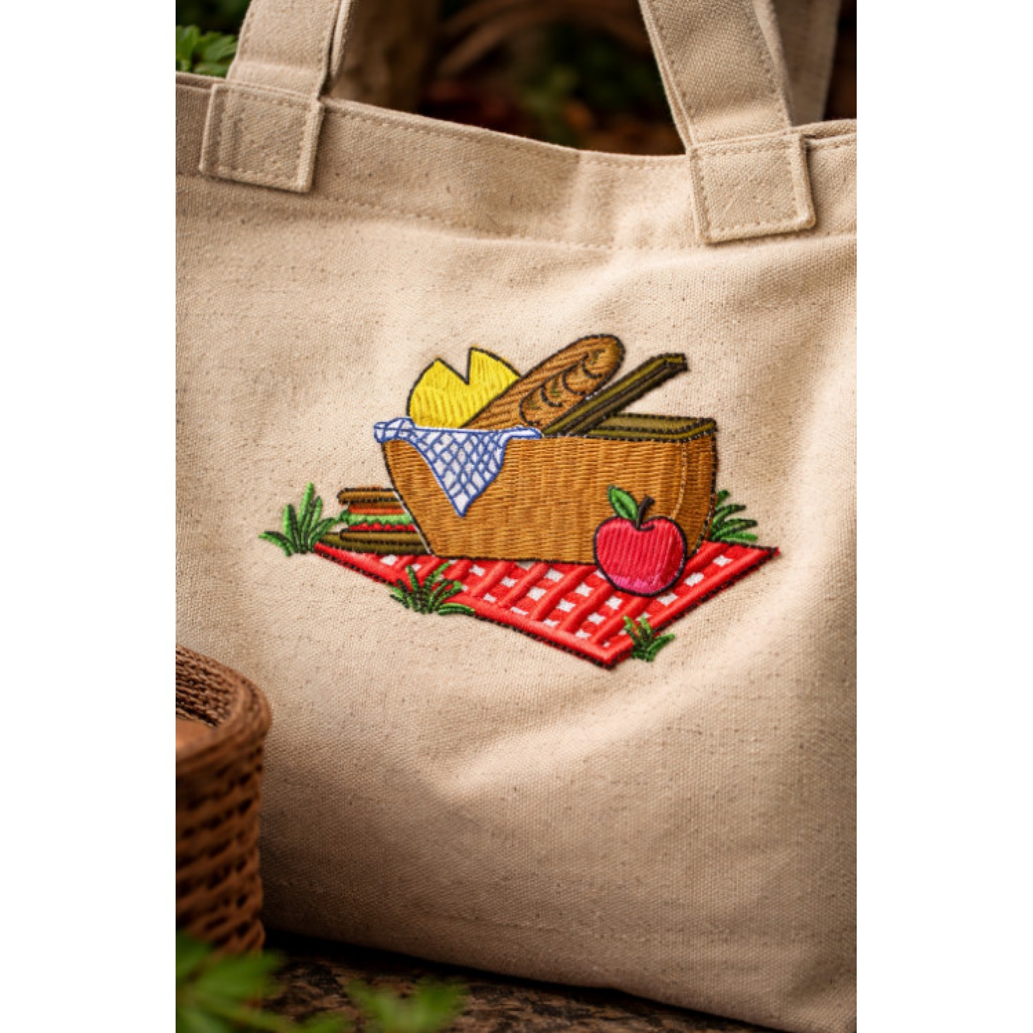 Picnic Basket Embroidery Design – Free 4x4
